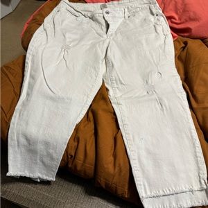 Women’s white capris 16w
